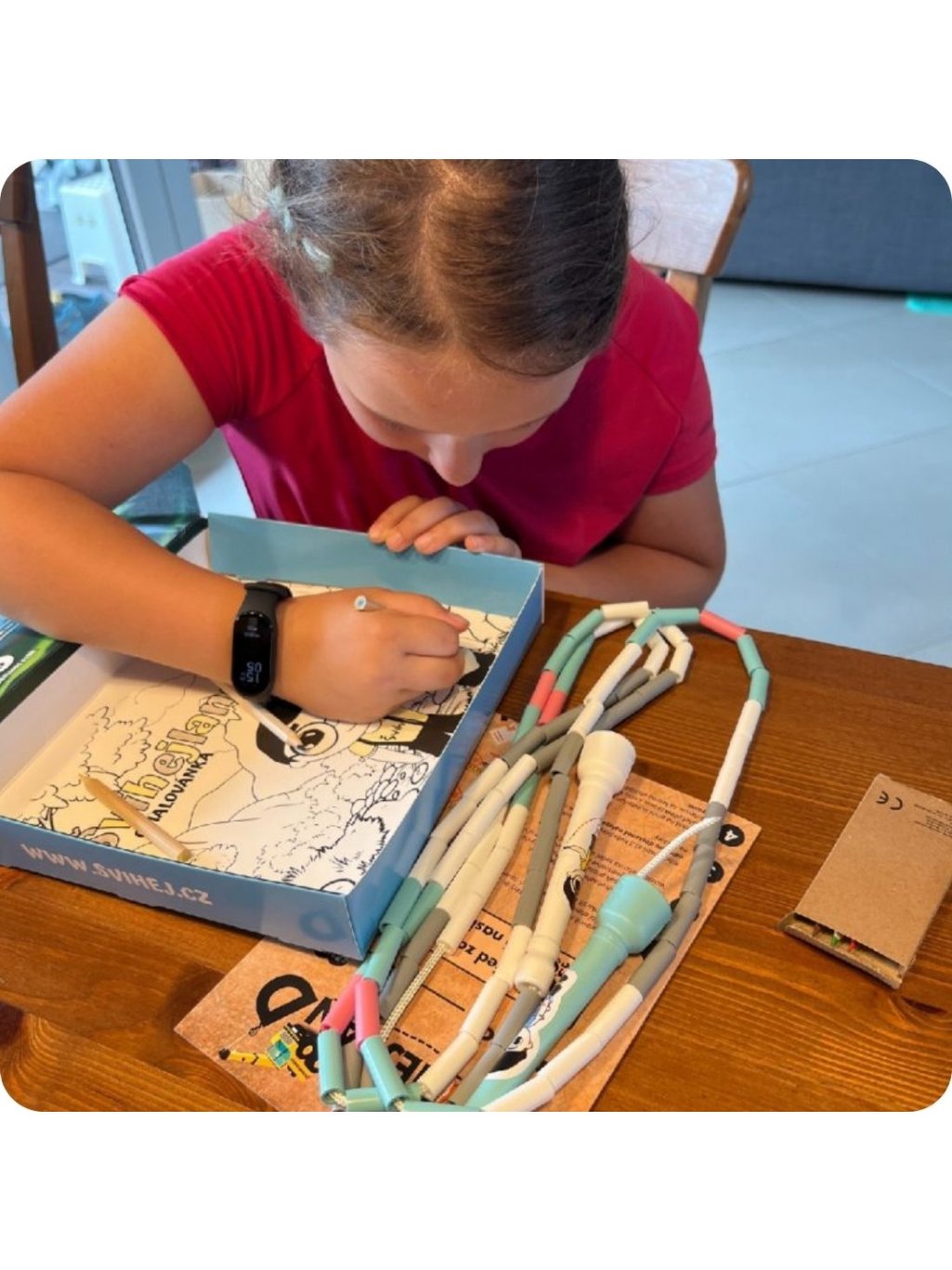 Dívka navléká korálky